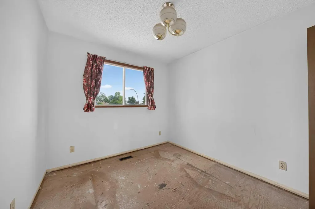 12 Berkley Place NW Calgary AB T3K 1A7