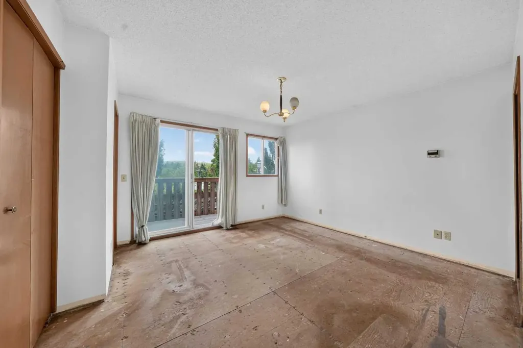 12 Berkley Place NW Calgary AB T3K 1A7