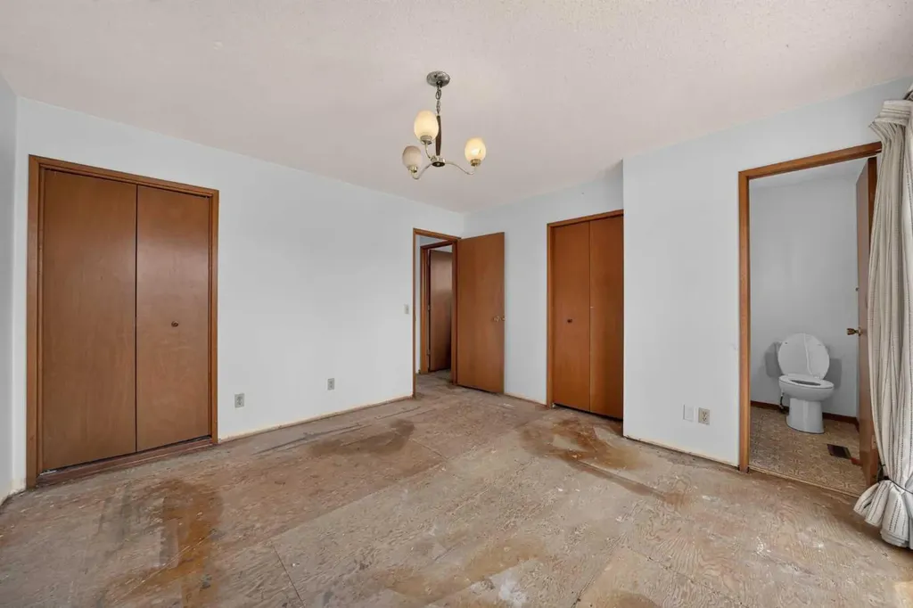 12 Berkley Place NW Calgary AB T3K 1A7