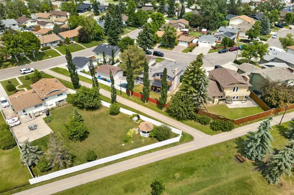 12 Berkley Place NW Calgary AB T3K 1A7