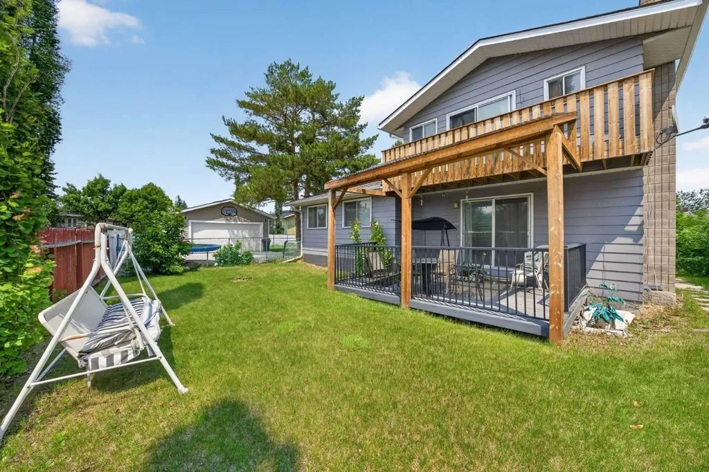 12 Berkley Place NW Calgary AB T3K 1A7