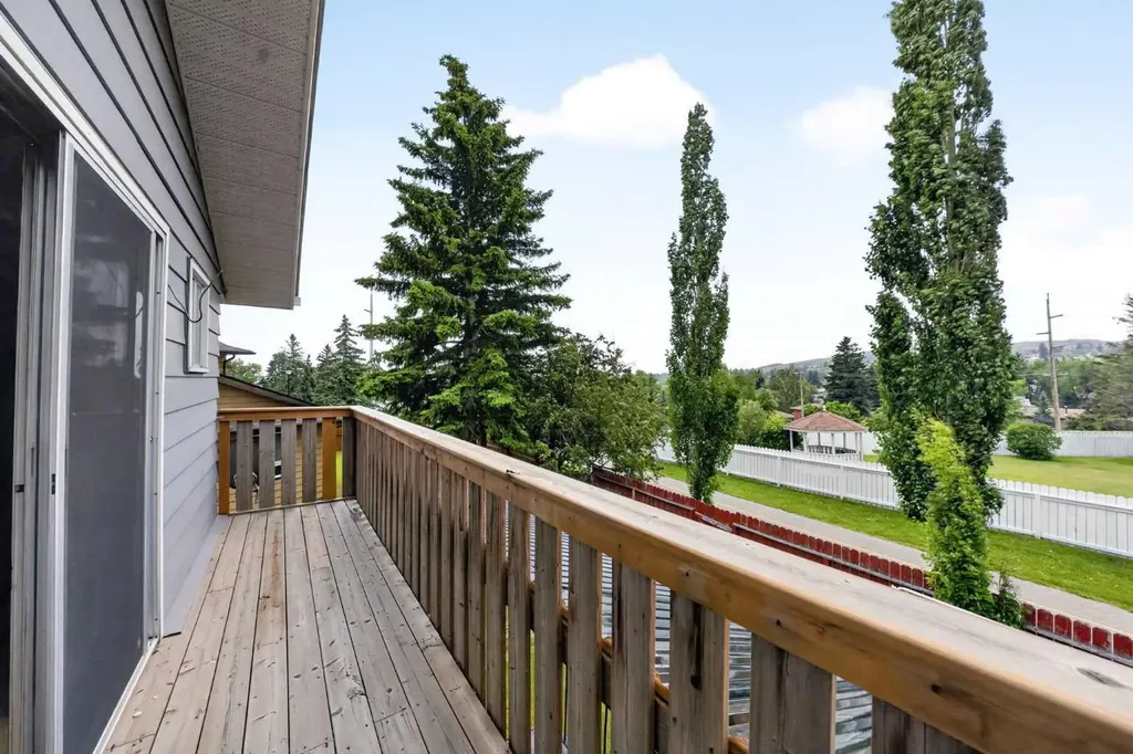 12 Berkley Place NW Calgary AB T3K 1A7