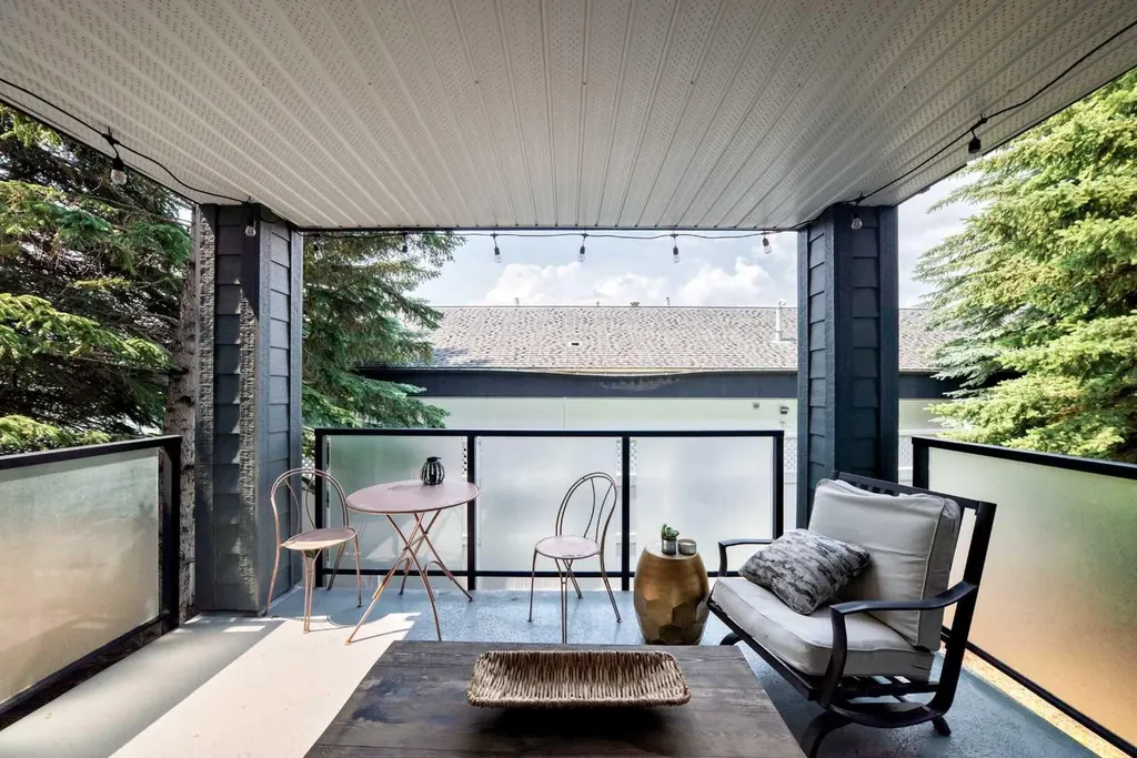 10 Sierra Morena Mews SW Calgary AB T3H 3K5
