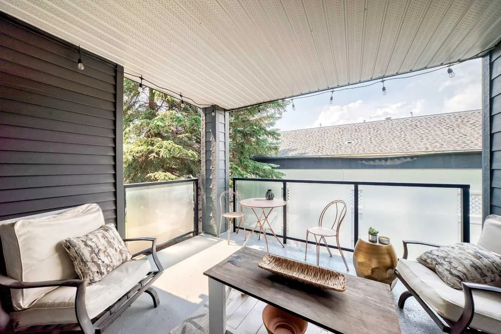 10 Sierra Morena Mews SW Calgary AB T3H 3K5