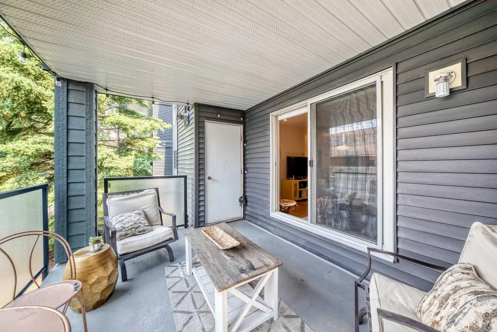 10 Sierra Morena Mews SW Calgary AB T3H 3K5