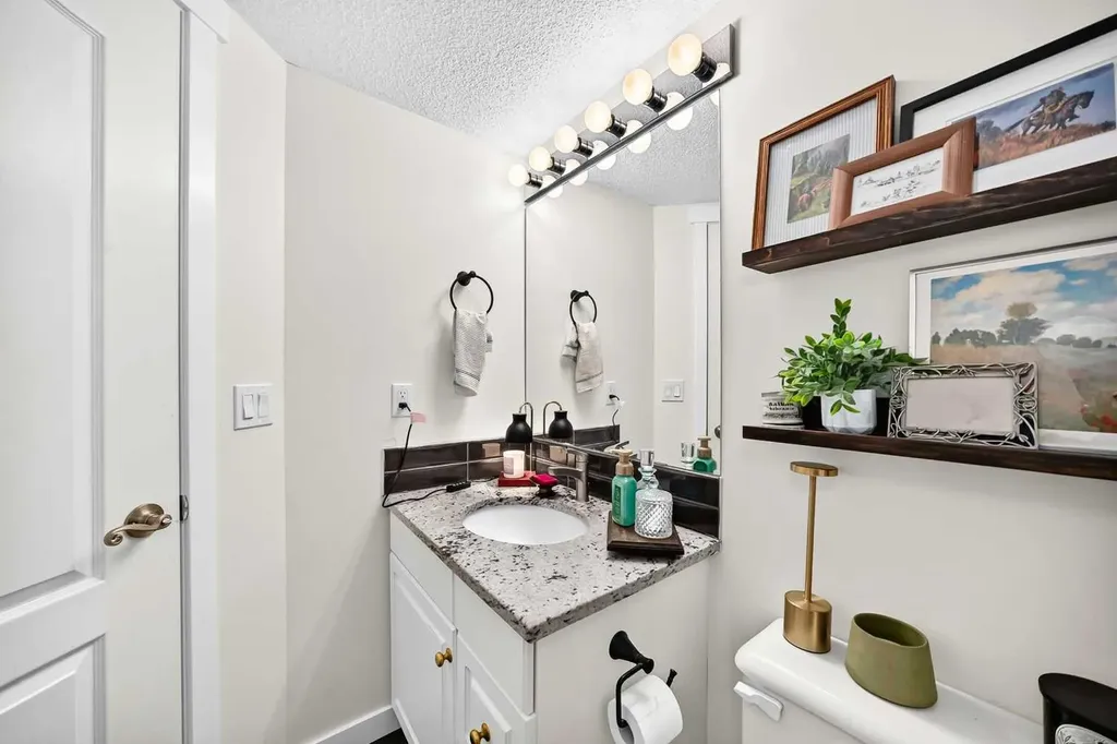 10 Sierra Morena Mews SW Calgary AB T3H 3K5