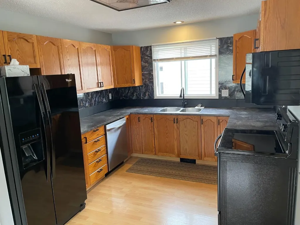 33 Graham Road Whitecourt AB T7S 1B7