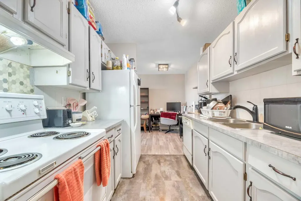 8948 Elbow Drive SW Calgary AB T2V 0H9