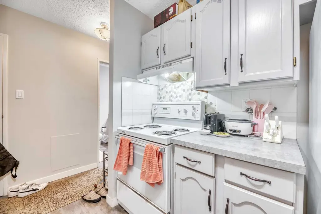 8948 Elbow Drive SW Calgary AB T2V 0H9