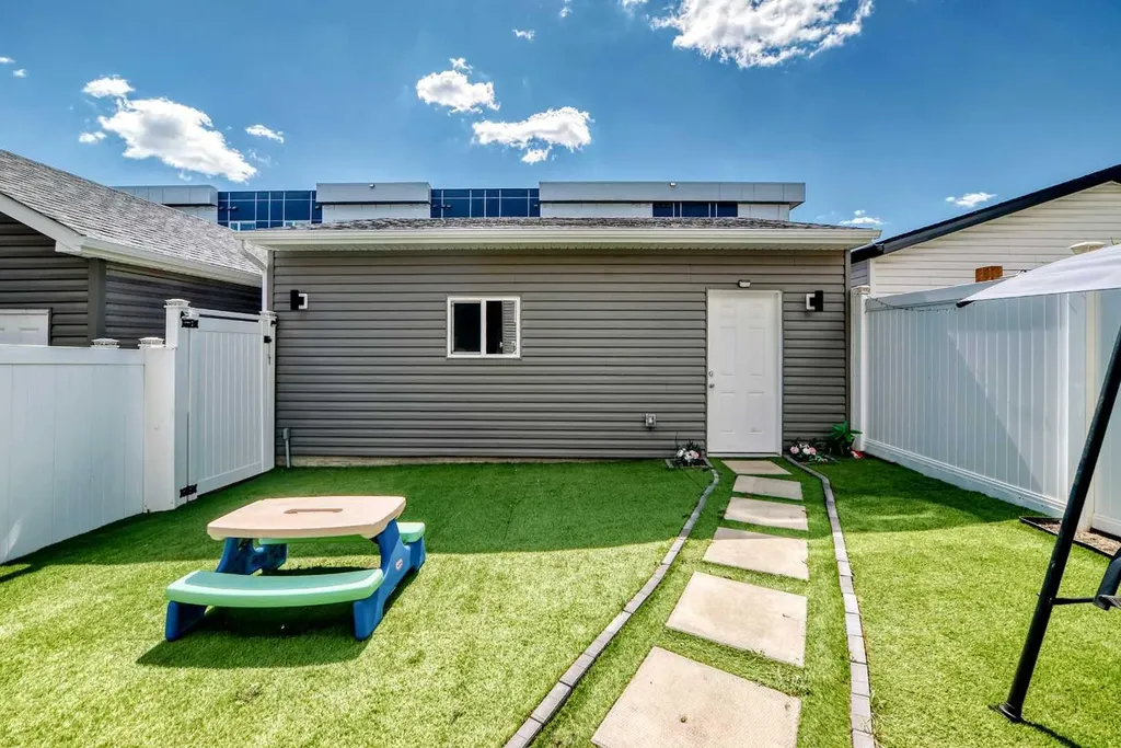 673 Livingston Way NE Calgary AB T3P1N8