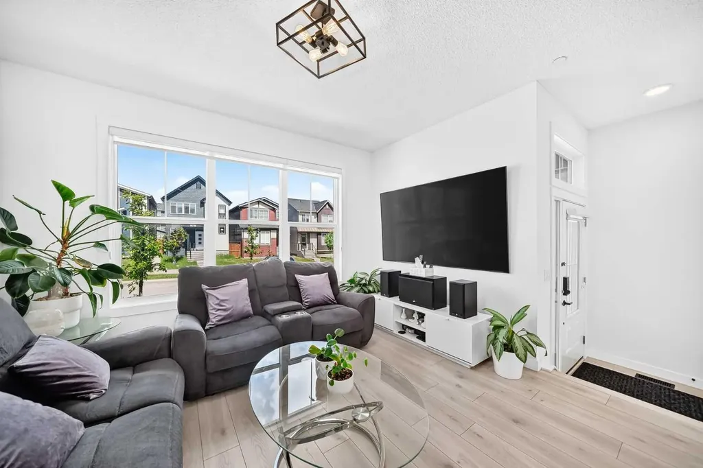673 Livingston Way NE Calgary AB T3P1N8