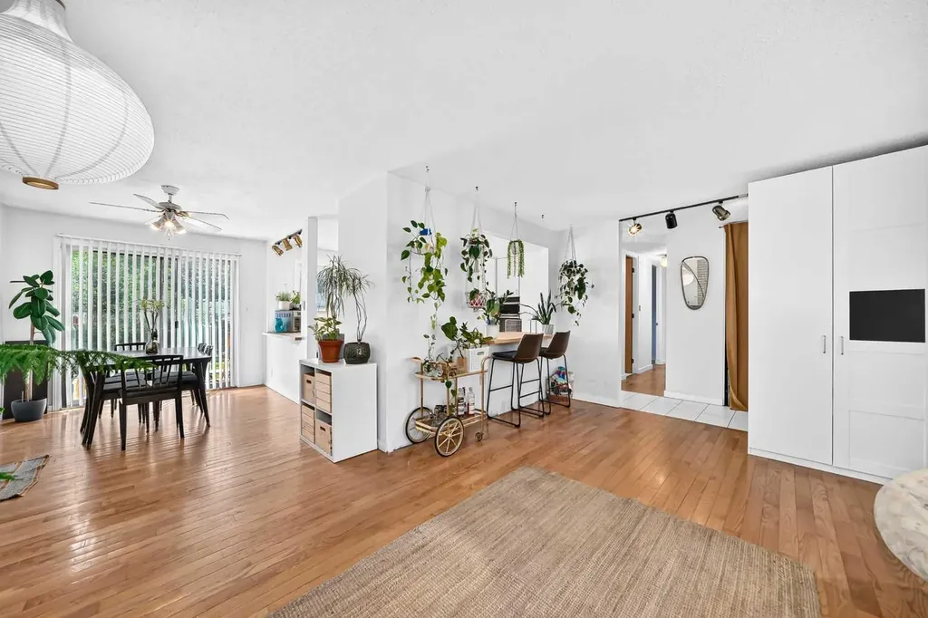 6108 Lloyd Crescent SW Calgary AB T3E 5V7