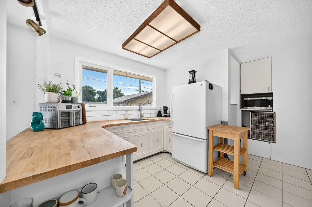 6108 Lloyd Crescent SW Calgary AB T3E 5V7