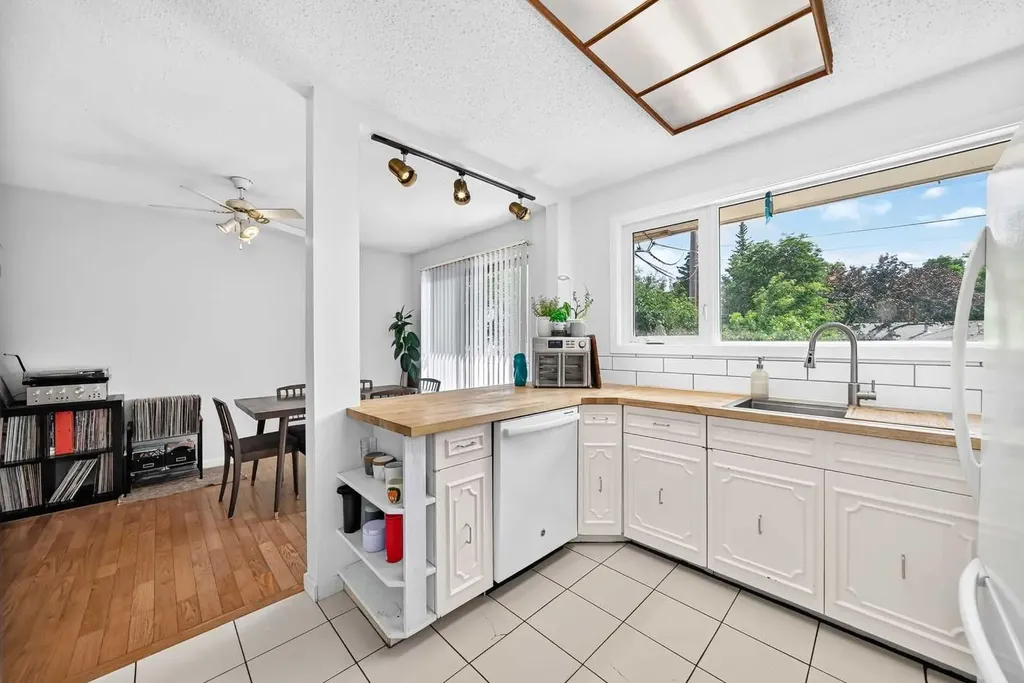 6108 Lloyd Crescent SW Calgary AB T3E 5V7