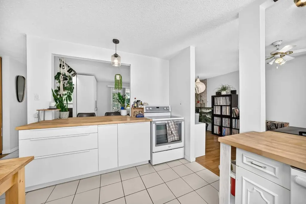 6108 Lloyd Crescent SW Calgary AB T3E 5V7