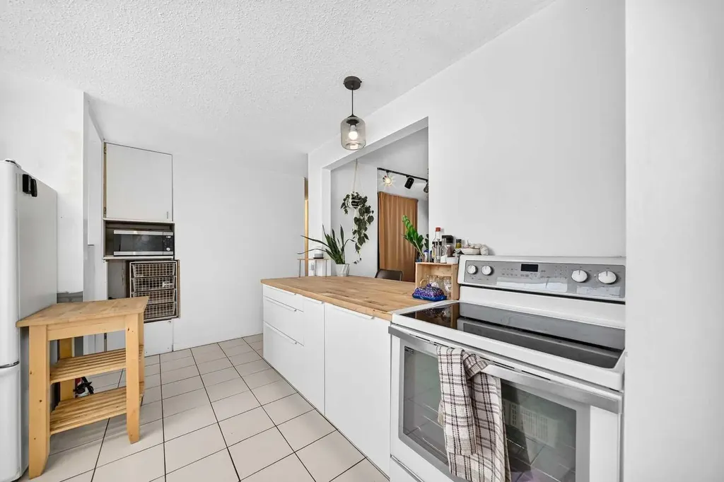 6108 Lloyd Crescent SW Calgary AB T3E 5V7