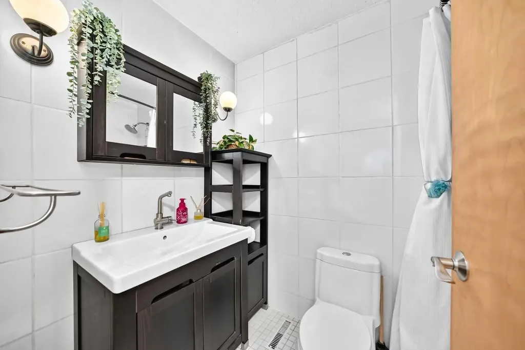 6108 Lloyd Crescent SW Calgary AB T3E 5V7