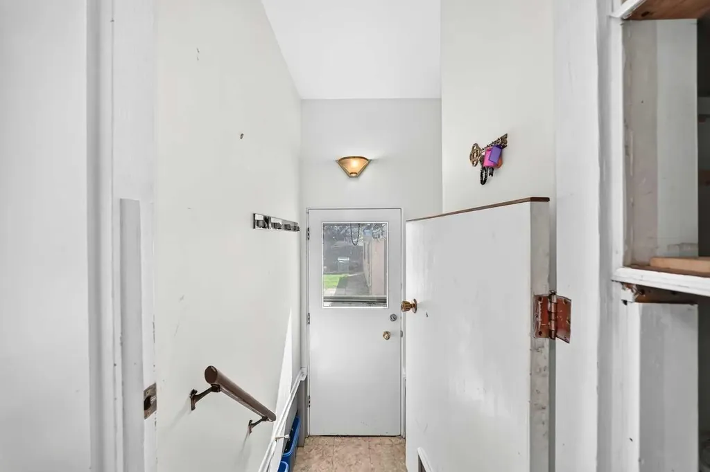 6108 Lloyd Crescent SW Calgary AB T3E 5V7