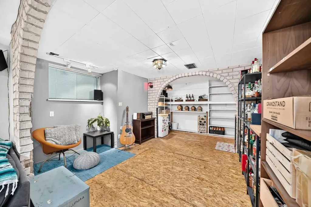 6108 Lloyd Crescent SW Calgary AB T3E 5V7