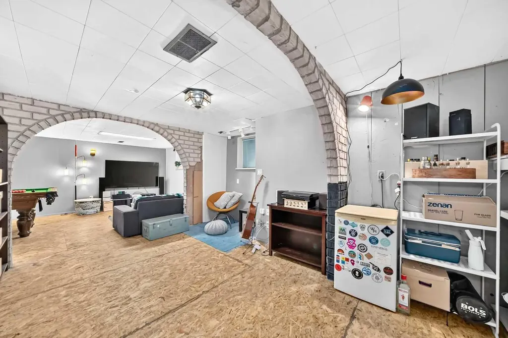 6108 Lloyd Crescent SW Calgary AB T3E 5V7