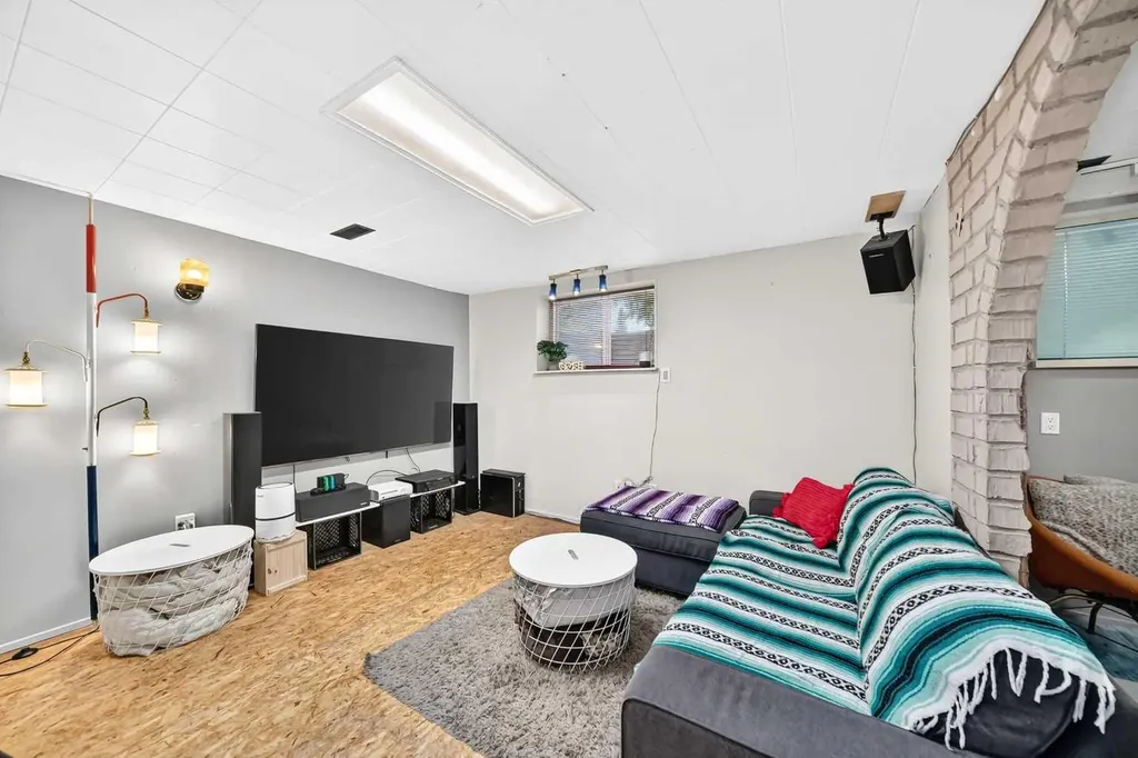 6108 Lloyd Crescent SW Calgary AB T3E 5V7