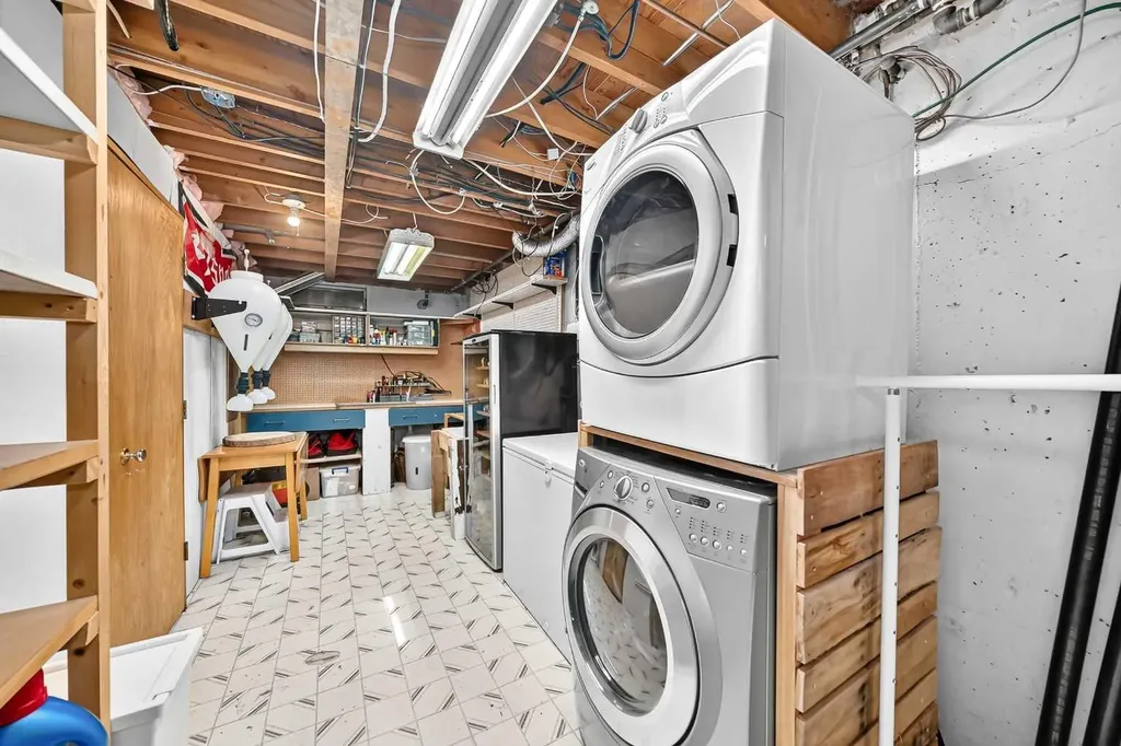 6108 Lloyd Crescent SW Calgary AB T3E 5V7