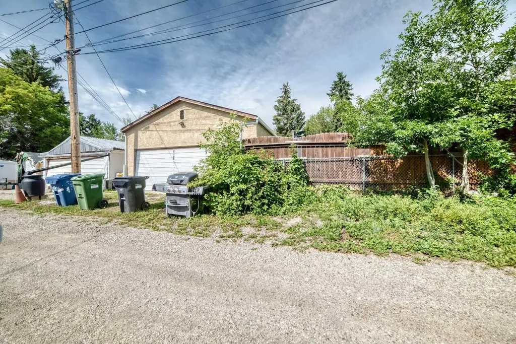 6108 Lloyd Crescent SW Calgary AB T3E 5V7