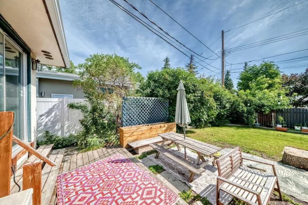 6108 Lloyd Crescent SW Calgary AB T3E 5V7