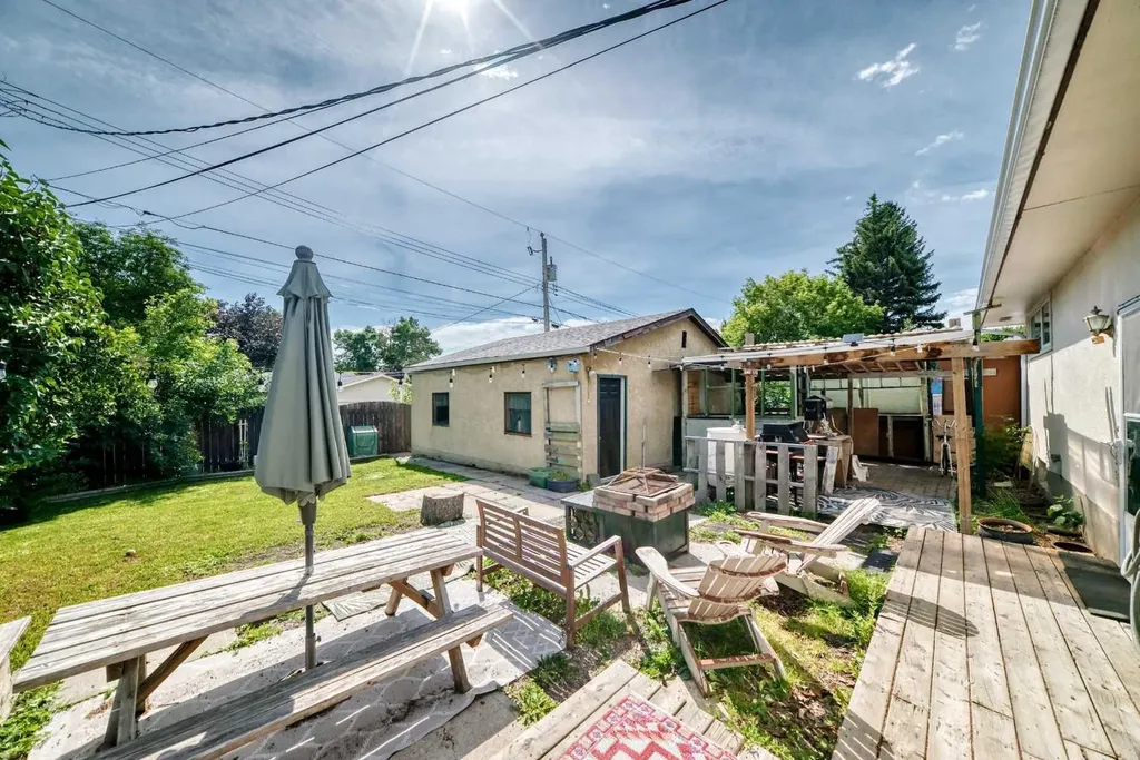 6108 Lloyd Crescent SW Calgary AB T3E 5V7