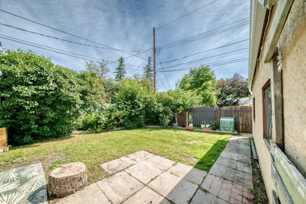 6108 Lloyd Crescent SW Calgary AB T3E 5V7