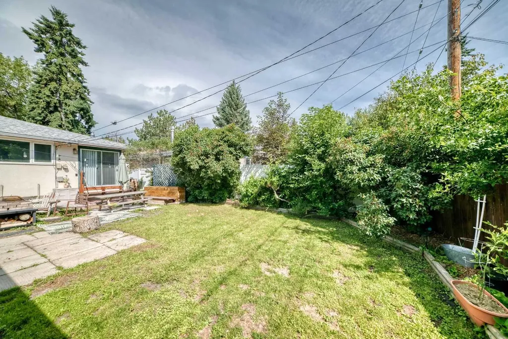 6108 Lloyd Crescent SW Calgary AB T3E 5V7