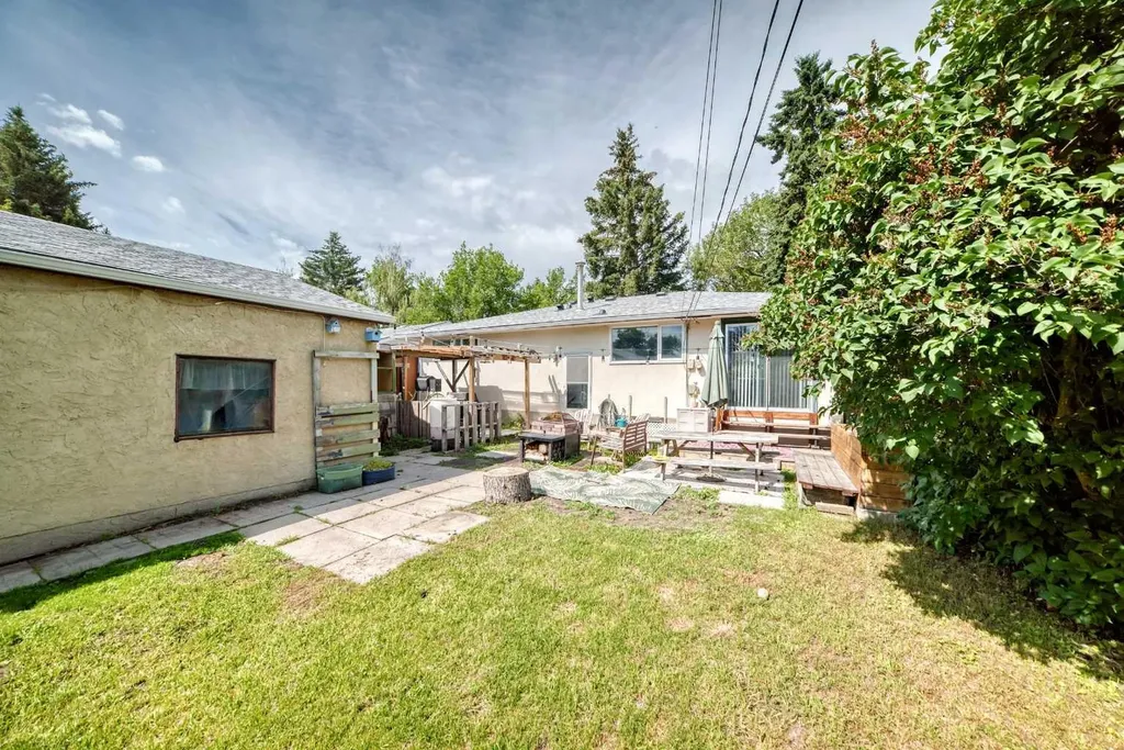 6108 Lloyd Crescent SW Calgary AB T3E 5V7