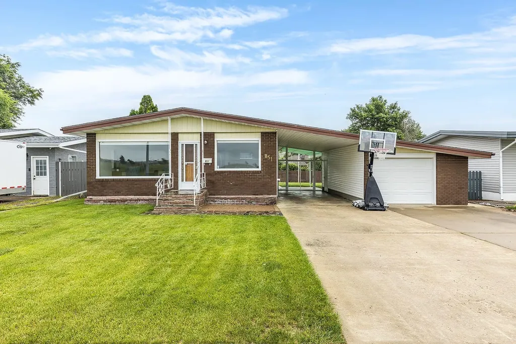 851 Mccutcheon Drive NW Medicine Hat AB T1A6X9
