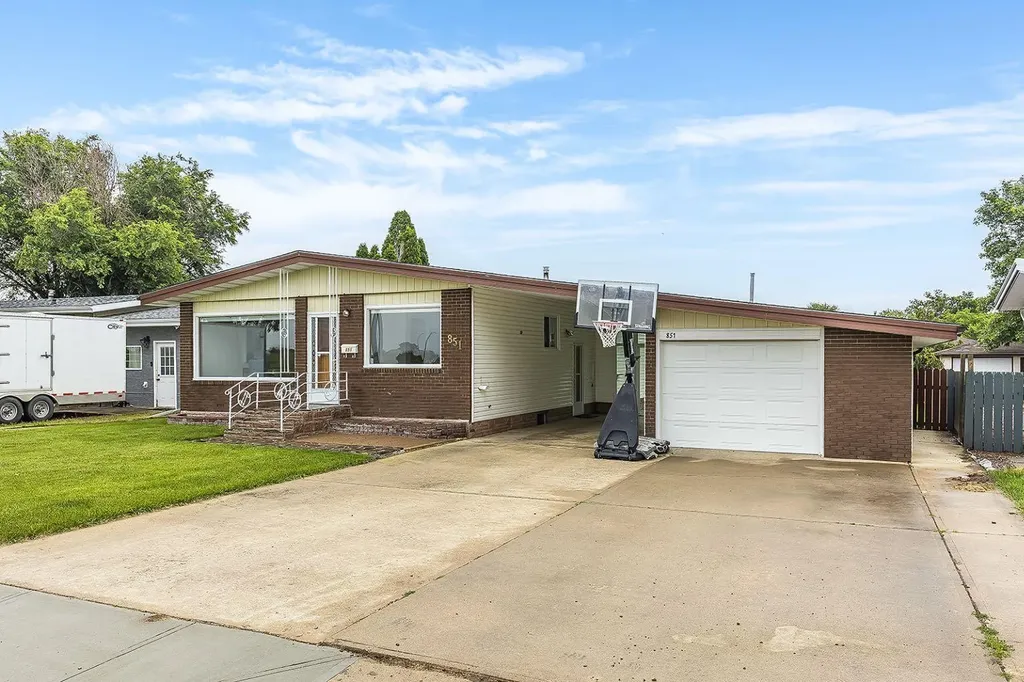 851 Mccutcheon Drive NW Medicine Hat AB T1A6X9