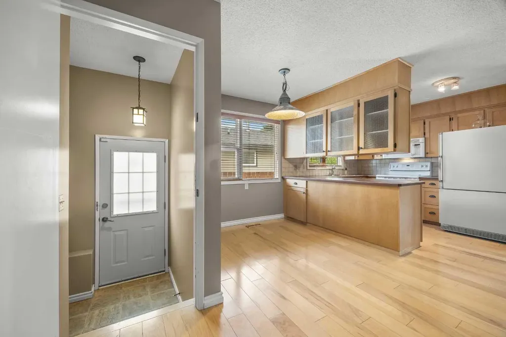 4907 Vantage Crescent NW Calgary AB T3A 1X6