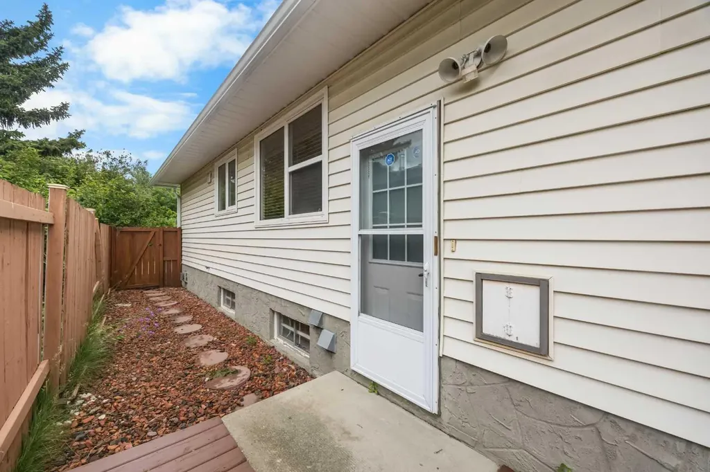 4907 Vantage Crescent NW Calgary AB T3A 1X6