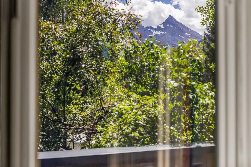 191 Kananaskis Way Canmore AB T1W 0A3