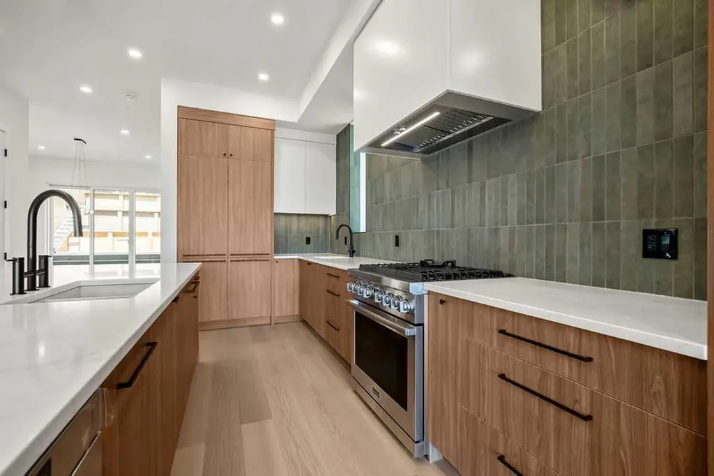 710 Bridge Crescent NE Calgary AB T2E5B5