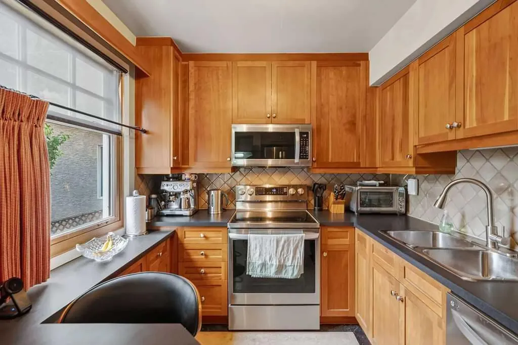 445 29 Avenue NW Calgary AB T2M 2M4