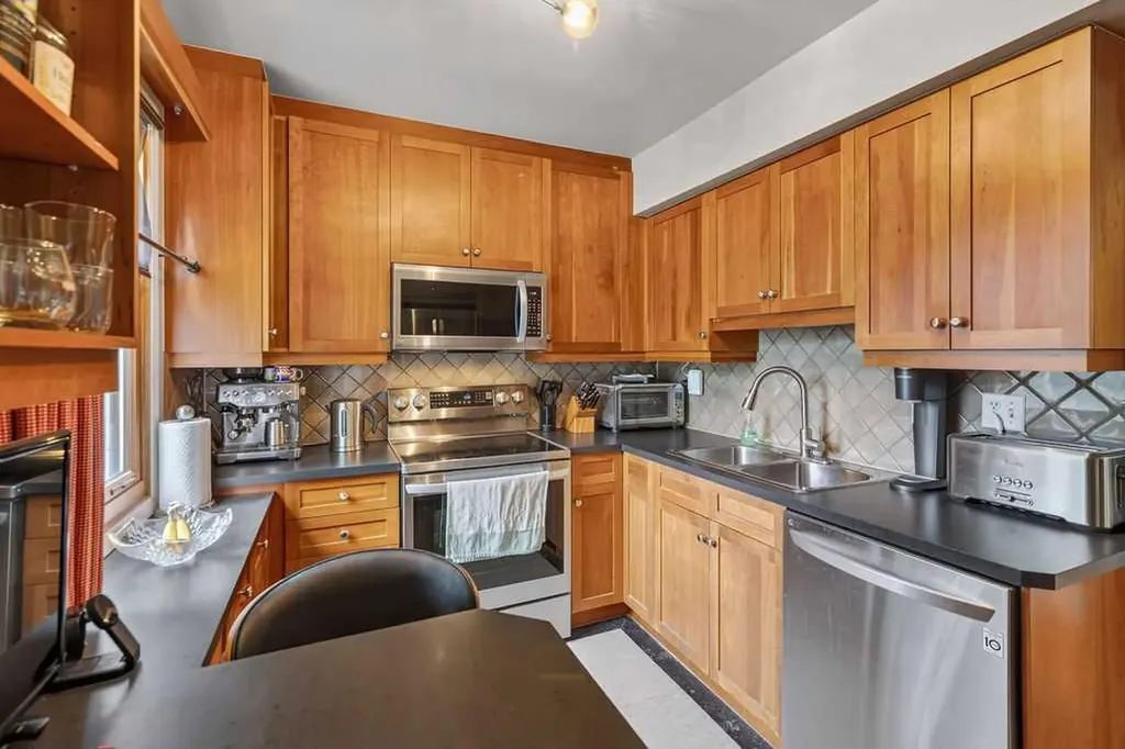 445 29 Avenue NW Calgary AB T2M 2M4