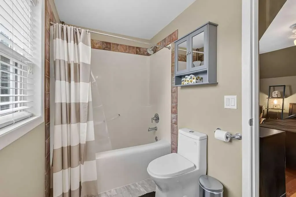 445 29 Avenue NW Calgary AB T2M 2M4