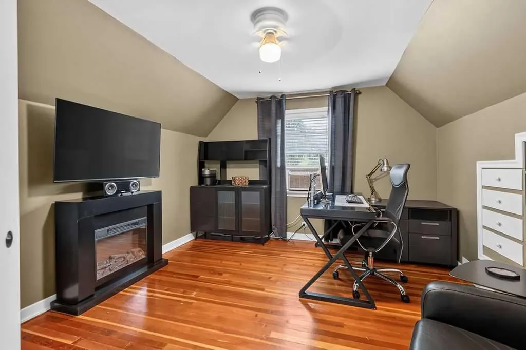 445 29 Avenue NW Calgary AB T2M 2M4