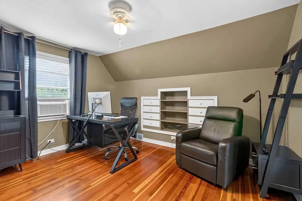 445 29 Avenue NW Calgary AB T2M 2M4
