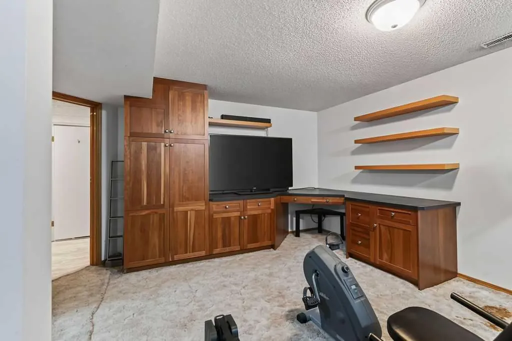 445 29 Avenue NW Calgary AB T2M 2M4