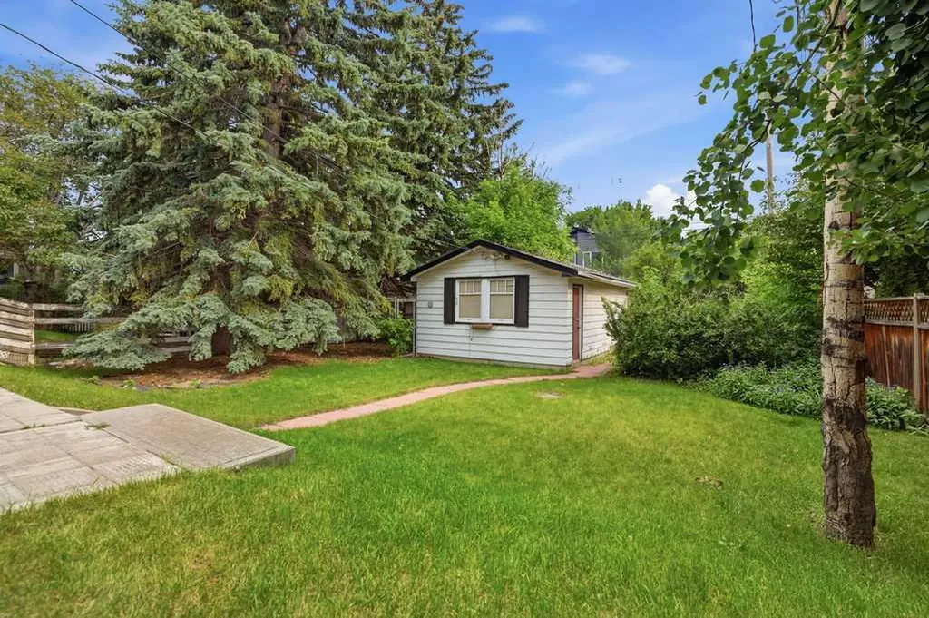 445 29 Avenue NW Calgary AB T2M 2M4