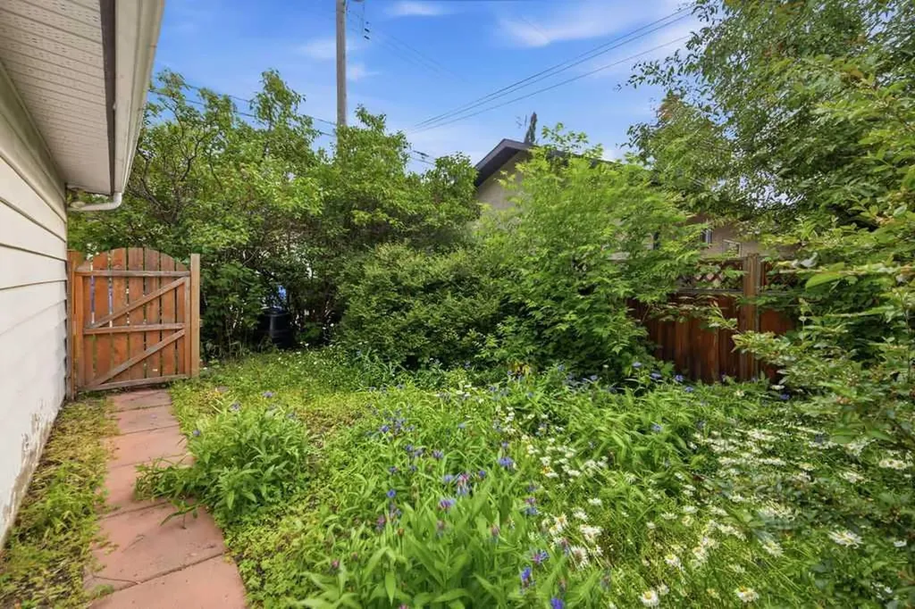 445 29 Avenue NW Calgary AB T2M 2M4