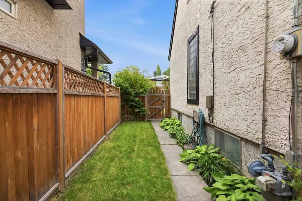 445 29 Avenue NW Calgary AB T2M 2M4