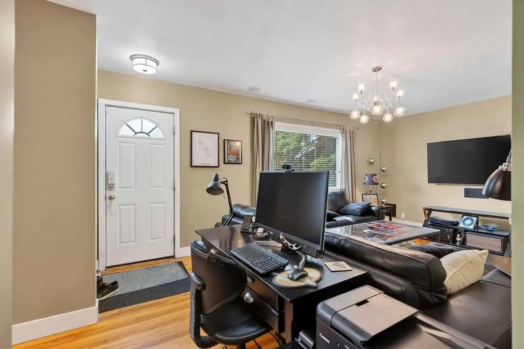 445 29 Avenue NW Calgary AB T2M 2M4