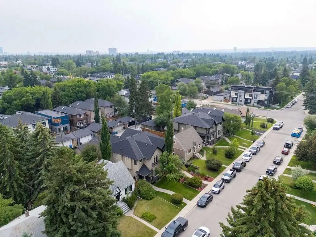 445 29 Avenue NW Calgary AB T2M 2M4