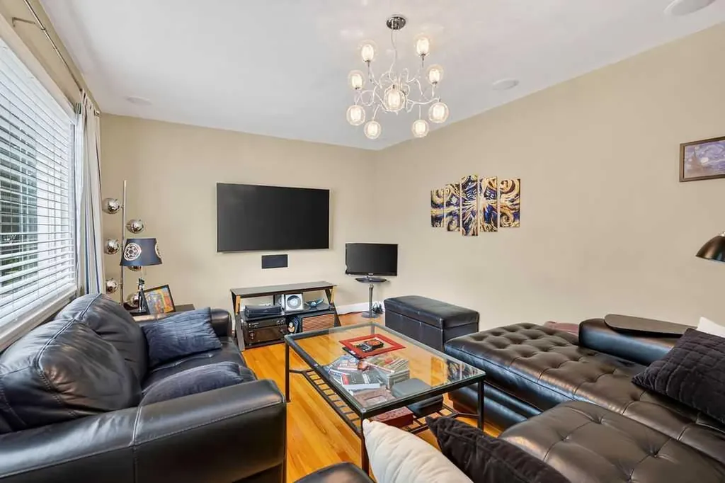 445 29 Avenue NW Calgary AB T2M 2M4